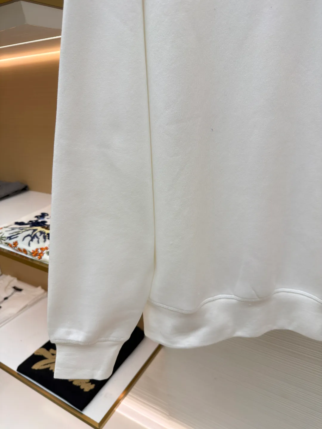 Ralph Lauren logo embroidered sweatshirt ●Original version: Purchased and developed at 1690 ●Item number: 1681543-A15 ●Fabric: Cloud-like honey cotton fleece sweatshirt fabric ●Technology: Made by Hasuo ●Color: White ●Version: Fitted version ●Weight: about 420 grams ●Size: S-M-L-XL ●Description: Customized cloud-like honey cotton fleece sweatshirt material, delicate touch, comfortable and skin-friendly, based on matte gray Comes with a layer of soft light filter. Exquisite indigo pony logo is embellished. It is highly recognizable. It has a breath of freedom and vitality. A symphony of pure and smart colors. It outlines a high-end outline with extreme simplicity. It becomes the smart focus of the vision. Shows taste in silence and adopts imported machine embroidery technology. Uses advanced computer control system and precision mechanical components to realize the iconic pony embroidery operation. High precision. The lines are smooth and delicate, using the Hasuo process. Sewing on a specific machine. The high fastness of Haha thread adds visual effects. It is time-consuming and labor-intensive, and the fabrics are washed. It has a better hand feel and texture. It is not easy to deform, shrink or fade. It maintains long-term beauty. The overall wiring is straight and delicate, the fabric is comfortable and soft, and the color is consistent without color difference. It can be matched with the same style to create a fashionable look and control various occasions. Customized accessories, complete with three standards, same style for men and women!